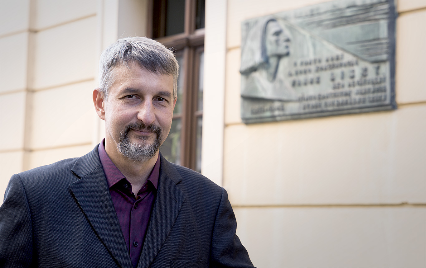 Miroslav Vetrík pred pamätnou tabuľou Franza Liszta