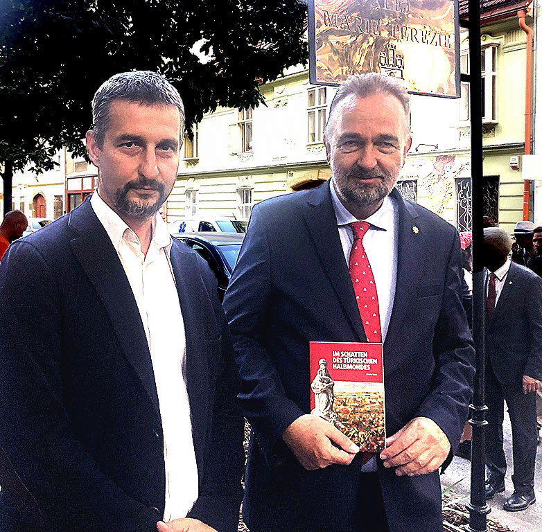 Miroslav Vetrík daroval Karolovi Habsburgovi brožúru: V tieni tureckého polmesiaca